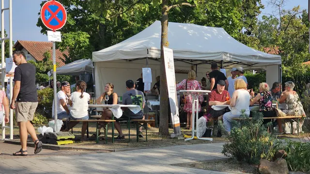 Neben zahlreichen Pflanzen und Gartenideen erwarten die Besucher auch regionale Spezialitäten und Pfälzer Weine. | Foto: Eva Bender