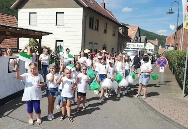 Der traditionelle Umzug führt Vereine, Gruppen und Gäste durch das Oberdorf von Esthal. | Foto: Markus Pacher