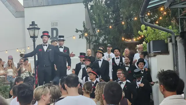 Tradition zum Anfassen: Die Kerwebuwe unterwegs in Deidesheim. | Foto: Eva Bender