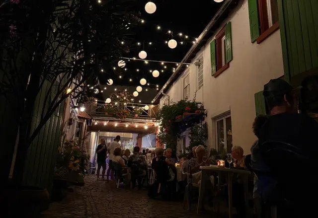 Gemütliche Atmosphäre in den Kerwehöfen: Bei Wein, Musik und kulinarischen Angeboten lässt sich der Abend genießen. | Foto: Christian Gerau