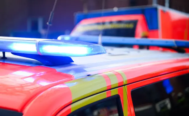 Der 69-jährige Autofahrer wurde mit schweren Verletzungen ins Krankenhaus gebracht, wo er vier Tage später starb. (Archivbild) | Foto: Julian Stratenschulte/dpa