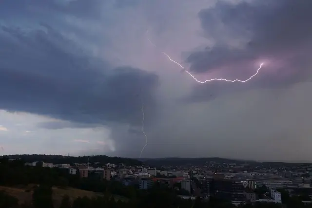 Die Hitze bringt zunehmend teils heftige Gewitter mit sich. (Archivfoto)   | Foto: Andreas Rosar/dpa