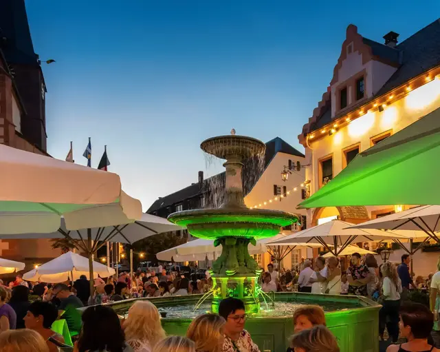 Die Weinkerwe bietet zehn Tage lang Genuss und Unterhaltung in historischer Kulisse. | Foto: Tourist-Info Deidesheim