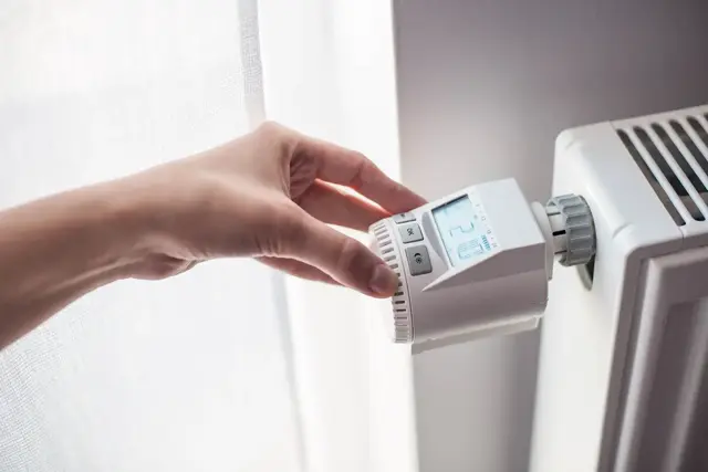 Beim Heizungstausch kann die Wärmepumpen-Förderung einen großen Teil der Investitionskosten abfedern. Wer den Zeitpunkt plant, berücksichtigt auch, dass Zuschüsse ab 2027 schrittweise sinken. | Foto: Daniel Jędzura/stock.adobe.com