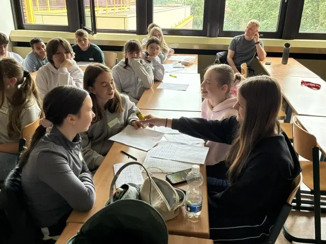 Eine Gruppe stellt einen Radiobeitrag zum Thema „Verantwortung“ vor
 | Foto: Michael Jung