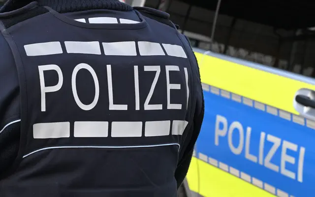 Die Beamten stellten die Schreckschusswaffe samt Munition sicher. (Symbolbild) | Foto: Bernd Weißbrod/dpa