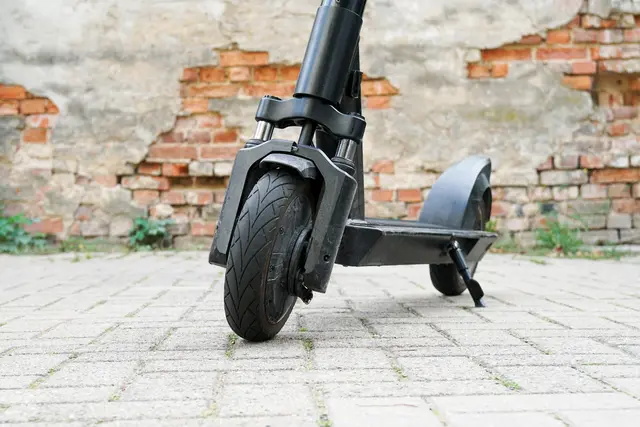 Ein 38-Jähriger ist in Neustadt an der Weinstraße mit einem Miet-E-Scooter unter Cannabis-Einfluss kontrolliert worden. Laut Polizei war der Mann bereits im Februar mit einer Fahrt unter THC-Einfluss aufgefallen. (Symbolbild) | Foto: Axel Bueckert/stock.adobe.com