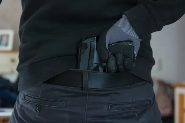 Ein 28-Jähriger hat in Karlsruhe mehrfach mit einer Schreckschusspistole von seinem Balkon geschossen und damit einen Großeinsatz der Polizei ausgelöst. Die Beamten beschlagnahmten die Waffe samt Munition; verletzt wurde niemand. | Foto: AdobeStock_115202469_Racle Fotodesign