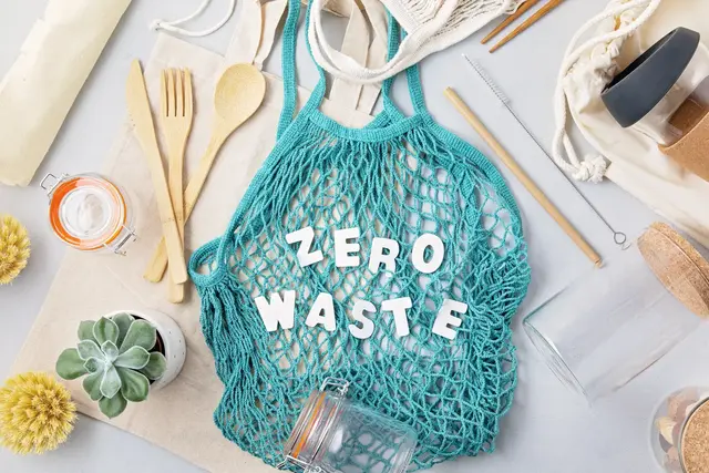 Zu Hause fallen bei der Pflege schnell Windeln, Handschuhe und viele Verpackungen an. Entscheidend ist die Trennung. Benutzte Hygieneartikel in den Restmüll, Verpackungen nach Material in Gelb, Papier oder Glas. | Foto: netrun78/stock.adobe.com