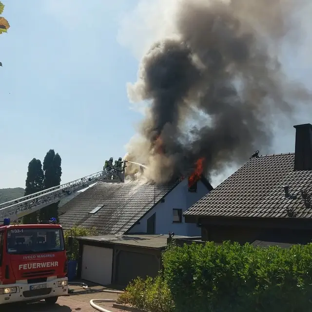 Als die ersten Einsatzkräfte eintrafen, stand der Dachstuhl des Dreiparteienhauses bereits in Vollbrand. Die massive Rauchentwicklung war weithin sichtbar. | Foto: Feuerwehr Olsbrücken