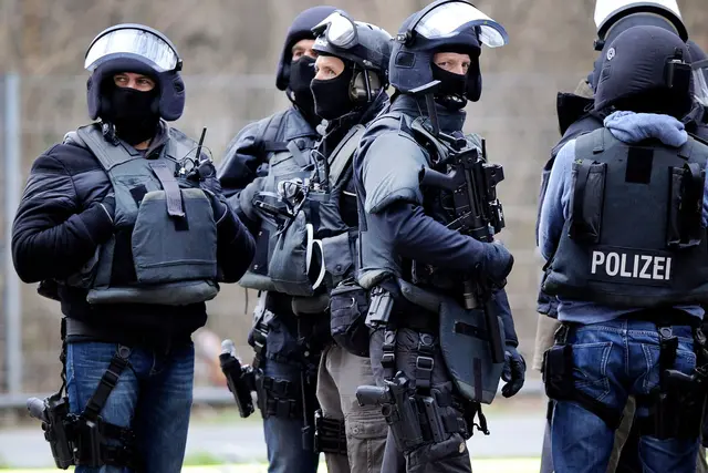 Ein Spezialkommando der Polizei nahm den Mann in seiner Wohnung fest. (Symbolfoto)  | Foto: Marius Becker/dpa