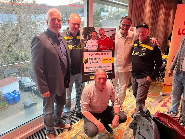 von links: Heinz Busch (Vorstand Lebenshilfe Neustadt), Fabian Holz (VfB Haßloch), Edgar Schmitt (Team-Manager der Lotto-Elf), Paul Damm (VfB Haßloch), vorne: Wolfgang Willhelm  | Foto: Lebenshilfe Neustadt 