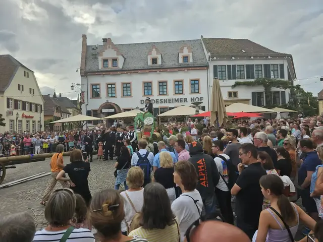 Auch traditionelle Bräuche wie das Aufstellen des Kerwebaums gehören am Wochenende wieder zu den Festen in der Pfalz – hier in Deidesheim. | Foto: Eva Bender