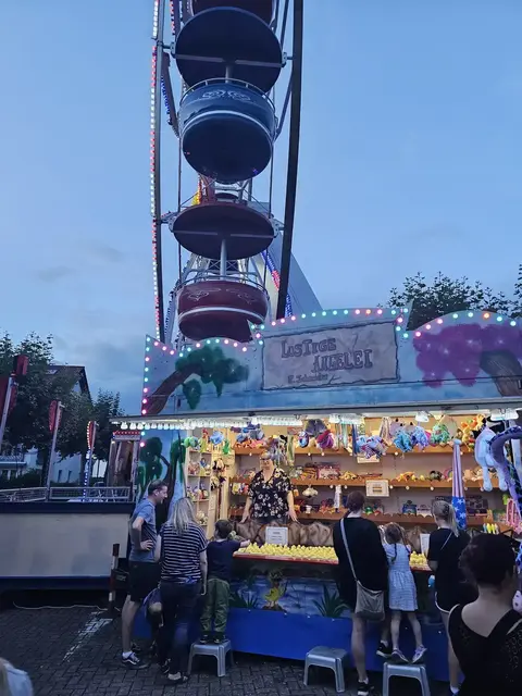 Auch die jüngsten Besucher kommen auf ihre Kosten: Das nostalgische Riesenrad „Alte Liebe“, ein Kinderkarussell und Jahrmarktstände sorgen für Unterhaltung. | Foto: Eva Bender