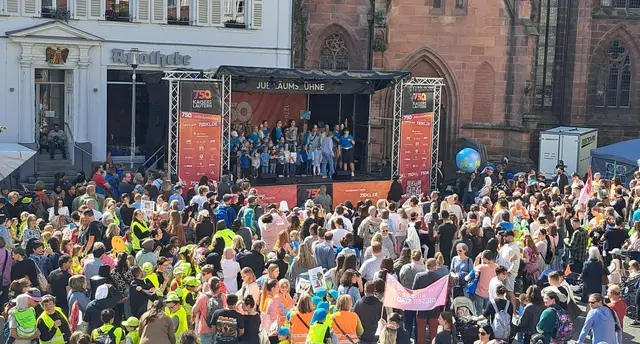 Vor der Stiftskirche und später auf dem Schillerplatz präsentieren Vereine, Chöre und Institutionen die Vielfalt anlässlich des Stadtjubiläums "750 Jahre Kaiserslautern. Das Foto zeigt wie Kita-Kinder im Mai den runden Geburtstag auf der Jubiläumsbühne gefeiert haben | Foto: Monika Klein