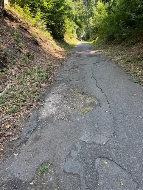 Wer am Brunnen in die Bergsteige einbiegt, muss am 11. August wegen Arbeiten einen anderen Weg nehmen. | Foto: Verbandsgemeinde Landstuhl