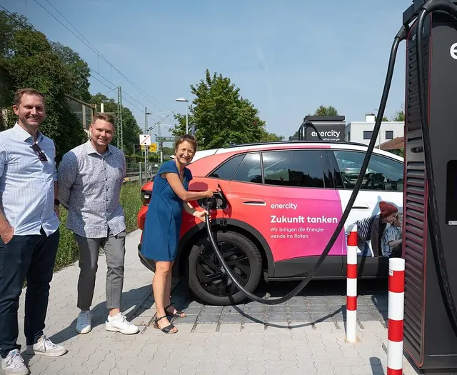 Schnell nachladen, während der Einkauf läuft. In Karlsruhe sind dafür fünf neue Standorte ans Netz gegangen. | Foto: Stadt Karlsruhe, Monika Müller-Gmelin