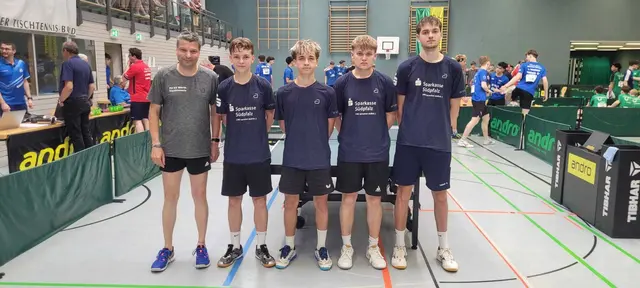 Erfolgreiches Team (von links): Betreuer Torsten Pfirrmann, Niklas Richard, Finn Zeil, Jonas Richard und Elias Mehlig. | Foto: Joachim Paul