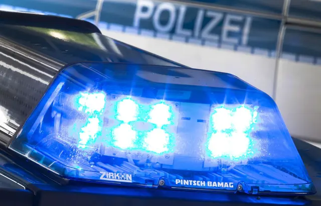 Für die Bergungs- und Rettungsmaßnahmen war die Autobahn an der Unfallstelle voll gesperrt. (Symbolbild) | Foto: Friso Gentsch/dpa