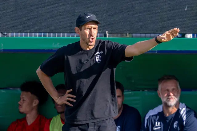 Müssen in der Conference League nach Finnland oder Schottland: Julian Schuster und seine Freiburger. (Archivbild) | Foto: David Inderlied/dpa