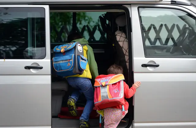 Elterntaxi bedeutet, dass Eltern ihre Kinder mit dem Auto zur Schule bringen oder auch wieder abholen. (Symbolbild) | Foto: Ralf Hirschberger/dpa-Zentralbild/dpa