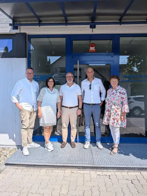 In der Industrie sichern Spannringe Fässer, etwa wenn Gefahrgut transportiert wird. (V.l.) IHK-Regionalleiter Dominik Uhl, Bürgermeisterin der Verbandsgemeinde Hagenbach Iris Fleisch, Managing Director Michael Krug, Landrat Martin Brandl, Kreisbeigeordnete Anette Kloos. | Foto: KV Ger