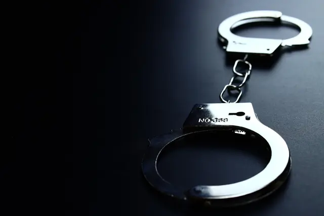 Ein 19-Jähriger flüchtete in Mannheim bei einer Polizeikontrolle und wurde nach kurzer Verfolgung festgenommen. Gegen ihn lag ein Haftbefehl wegen mehrerer Verstöße gegen das Konsumcannabisgesetz vor. | Foto: Michael/stock.adobe.com