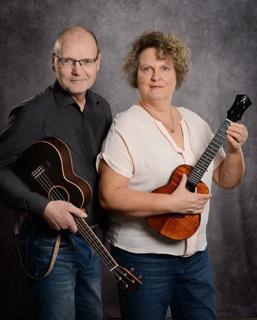 Andrea Sohn-Fritsch und Klaus Wirth haben die Ukulele vor einigen Jahren für sich entdeckt und spielen und singen seitdem Filmklassiker, Schlager, Swing und Popsongs | Foto: Uke&amp;Me/gratis