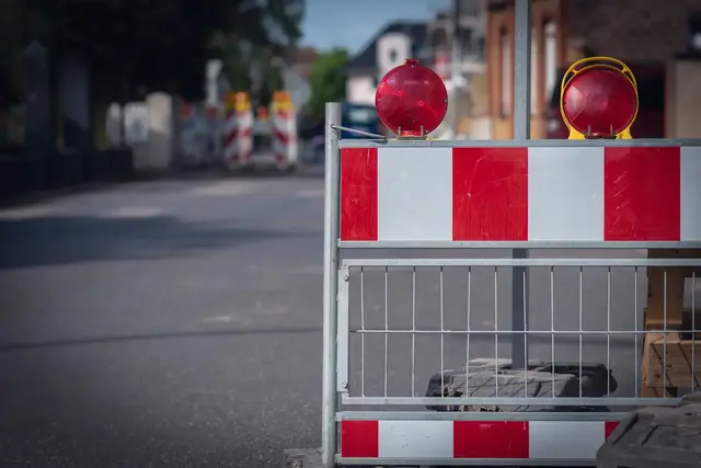Im Ahornweg in Speyer sperrt die Stadt ab 13. August auf Höhe der Hausnummer 7a wegen Kranarbeiten den Verkehr. Zu Fuß bleibt der Durchgang möglich. | Foto: mpix-foto/stock.adobe.com