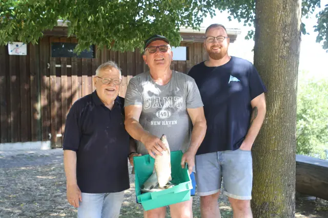 Rekord-Champion Achim Riemensperger Mitte hat mit seinem erneuten Titelgewinn das Dutzend voll gemacht (links Walter Mülbert, rechts Dominic Lemberger). | Foto: Hannelore Schäfer