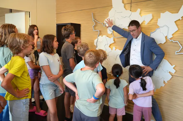 Beim Landratsamt Rhein-Neckar-Kreises startete wieder das Ferienprogramm für Kinder von Mitarbeitenden. Dabei durfte natürlich auch ein Blick ins Dienstzimmer von Landrat Manuel Just nicht fehlen | Foto: Landratsamt Rhein-Neckar-Kreis