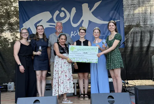Die Neustadter Weinhoheiten überreichten den Spendenscheck über 5.000 Euro aus dem Weindorf beim Demokratiefest an die Lebenshilfe. Das Geld soll unter anderem für ein Therapiekugelbecken eingesetzt werden. | Foto: Stadt Neustadt