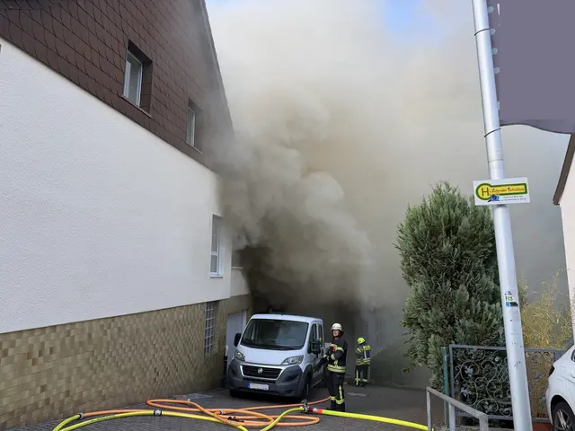 „Eine Lagerhalle in Illingen-Hüttigweiler stand am Dienstagabend in Vollbrand. Die Feuerwehr verhinderte ein Übergreifen der Flammen auf Nachbargebäude, die Talstraße war rund zwei Stunden gesperrt.“ | Foto: Kreisfeuerwehrverband Neunkirchen