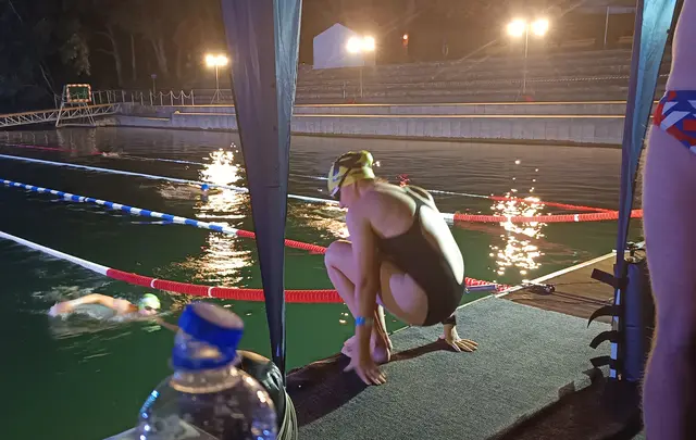 24-Stunden-Schwimmen bei Nacht: Schwimmerin macht sich bereit für die Nachtschicht | Foto: Raphaela Göksun
