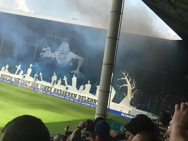 Beim ersten Heimspiel des SV Waldhof Mannheim wird die Becherspende an Fußballfans gegen Krebs e.V. weitergegeben. | Foto: Anouar Touir