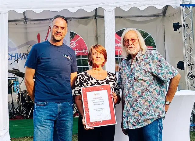 v.l.n.R. Carsten Hesse (Stellvertretender Vorsitzender des Schwimmverein Mannheim), Dr. Sabine Hamann (Vizepräsidentin des Badischen Sportbund), Dieter Wulff (1.Vorsitzender des Schwimmverein Mannheim)  | Foto: Raphaela Göksun