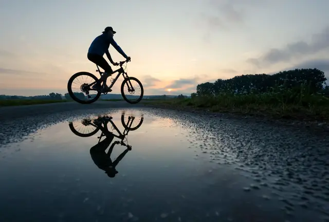 Große Regenpfützen erwarten den Südwesten auch in den kommenden Tagen.  | Foto: Thomas Warnack/dpa