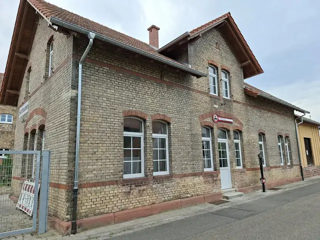 Der Heimat- und Kulturverein Harthausen zeigt bei einer Führung den aktuellen Stand der Bahnhofs-Sanierung. | Foto: KHV Harthausen
