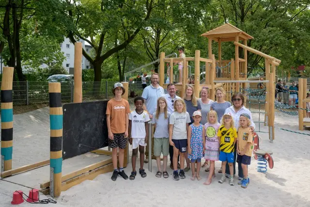 Bürgermeister Raoul Schmidt-Lamontain (hintere Reihe, 2.v.l.) eröffnete den sanierten Kinderspielplatz Baden-Badener Straße im Hasenleiser gemeinsam mit Kindern sowie Vertreterinnen und Vertretern der Stadt Heidelberg. In der hinteren Reihe von links – Andreas Caelers (Landschafts- und Forstamt), Astrid Clausen (Inklusionsbeauftragte), Barbara Pfeiffer (Kinderbeauftragte Rohrbach), Angelika Kern und Juliah Rais-Morres (beide Landschafts- und Forstamt) | Foto: Stadt Heidelberg, Philipp Rothe