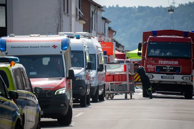 Zahlreiche Einsatzkräfte waren beteiligt, die Straße vor dem Mehrfamilienhaus war über Stunden gesperrt. | Foto: Harald Tittel/dpa