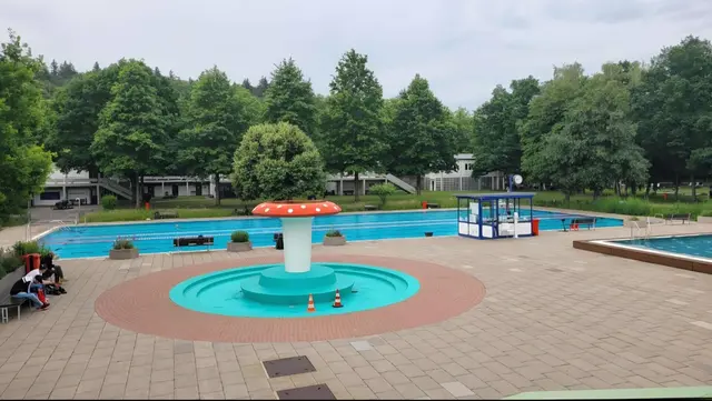 Mehr Zeit zum Schwimmen: Ab Montag gelten im Warmfreibad Kaiserslautern wieder erweiterte Öffnungszeiten | Foto: Sven Weilemann/gratis