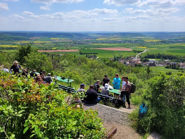 Der Anstieg auf den Kupferber wird mit der herrlichen Aussicht von der Kupferberghütte bei Imsbach über das Nordpfälzer Land belohnt | Foto: Andreas Fischer/gratis