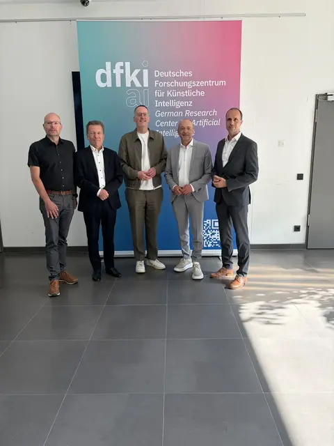 Wirtschaftsminister Michael Ebling (Mitte) und Wissenschaftsminister Clemens Hoch (rechts) besuchten das DFKI in Kaiserslautern | Foto: MWTEK/gratis