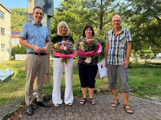 Bürgermeister Christian Burkhart, Sabine Sarter, Margit Schermer und Peter Gabriel im Lichthof der Verwaltung (v.l.n.r.) | Foto: vgv