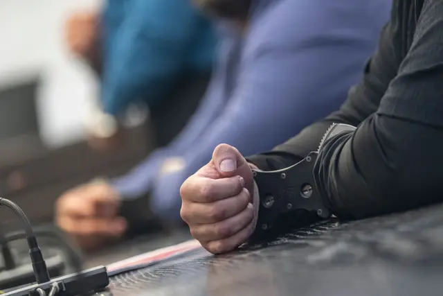 Mit Spannung wurden die Urteile gegen insgesamt vier Männer und eine ebenfalls angeklagte Frau erwartet.  | Foto: -/dpa