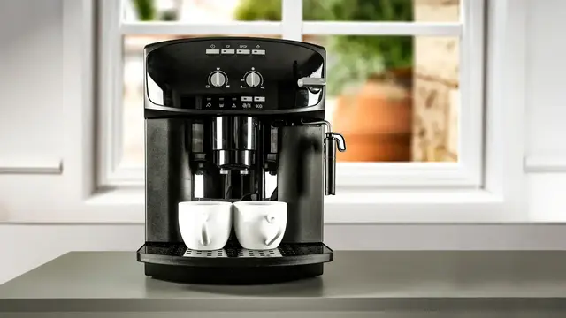 Kaffeemaschinen werden gerne mit Essig gereinigtt. Warum das keine gute Idee ist. | Foto: magdal3na/stock.adobe.com