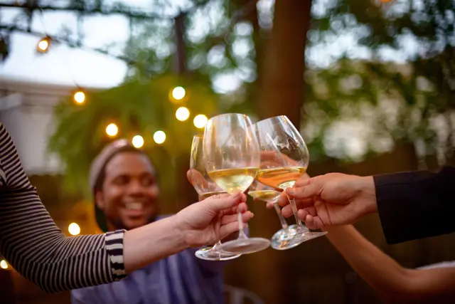 Weinfest in Hainfeld: Die traditionelle Weinkerwe lockt mit Bands, Gutsausschänken und Familienprogramm. | Foto: Cultura Allies/stock.adobe.com
