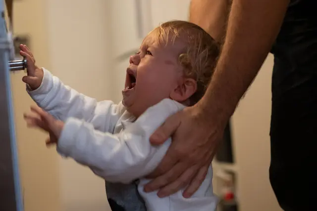 Kleiner Mensch mit großen Gefühlen: Kleine Kinder können ihre Emotionen noch nicht gut selbst regulieren – Eltern geben in solchen Momenten Halt. | Foto: Franziska Gabbert/dpa-mag
