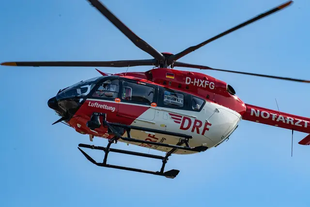 Feuerwehr können den Mann durch seine Hilferufe orten. (Symbolbild) | Foto: Stefan Sauer/dpa