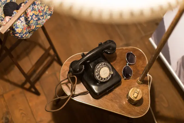 Ein altes Wählscheibentelefon ist eines von vielen Ausstellungsstücken, die bei der Führung durch die Dauerausstellung die Geschichte Viernheims lebendig werden lassen | Foto: Stadt Viernheim